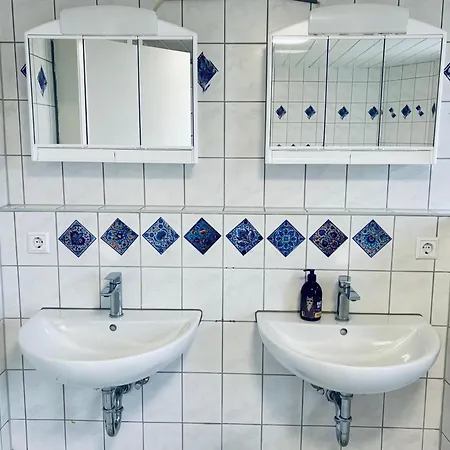 Einzelzimmer 2 Work - Suhitha's Gaestehaus Villingen-schwenningen