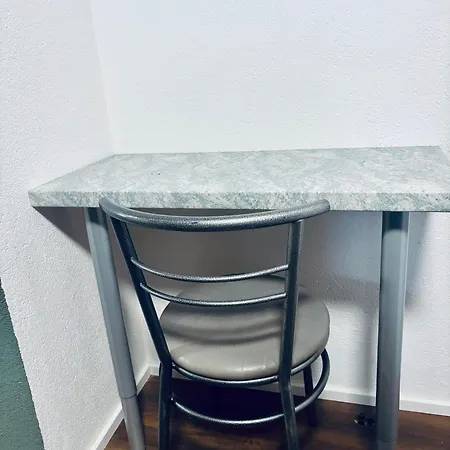Einzelzimmer 2 Work - Suhitha's Gaestehaus Villingen-schwenningen
